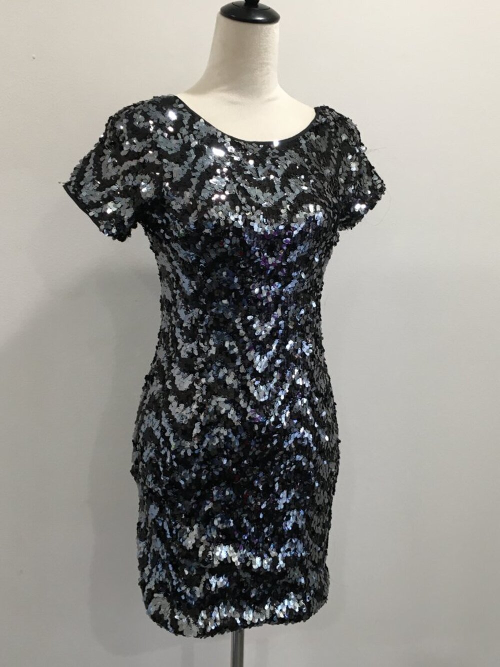 5TH CULTURE Dark Gray Black Curvy Zig Zag Embellished Sequin Short Sleeve Dress